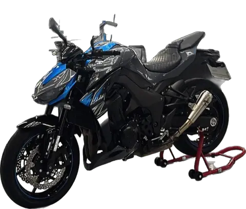 Kawasaki Z recién lavada, recortada sobre fondo negro