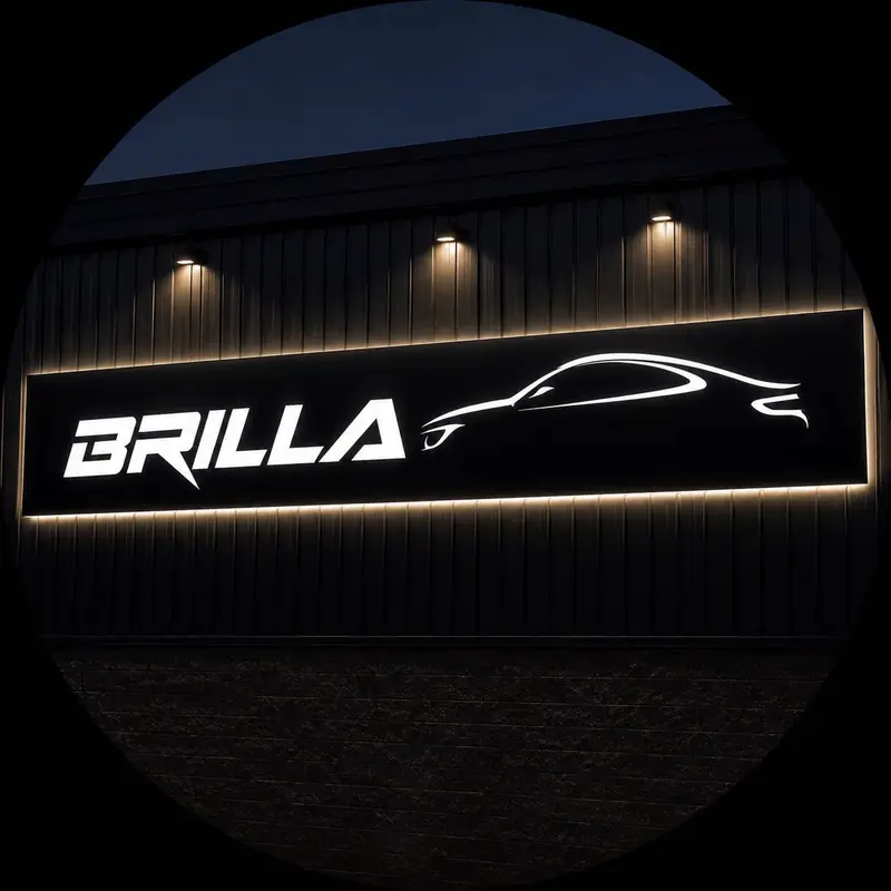 Rótulo luminoso de Brilla en la fachada, de noche
